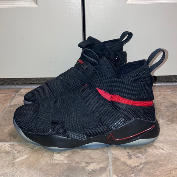 Men’s Nike Lebron soldier “BRED” 11 flyease